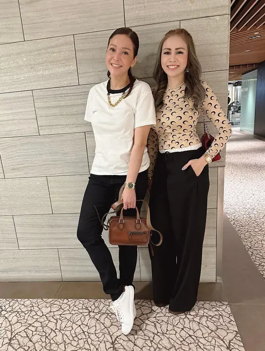 Maia Estianty pilih tampil bergaya kasual yang nyaman dengan nuansa hitam putih. [@therealmomogeisha]