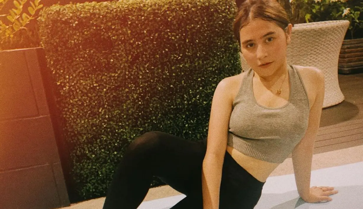 Selasa  (24/3/2020), Prilly menceritakan dirinya yang harus mengisolasi diri di rumah sejak kepulangannya dari Amerika Serika beberapa waktu lalu. Mengaku stress, ia pun tidak pernah melakukan ini sebelumnya. (Instagram/prillylatuconsina96)