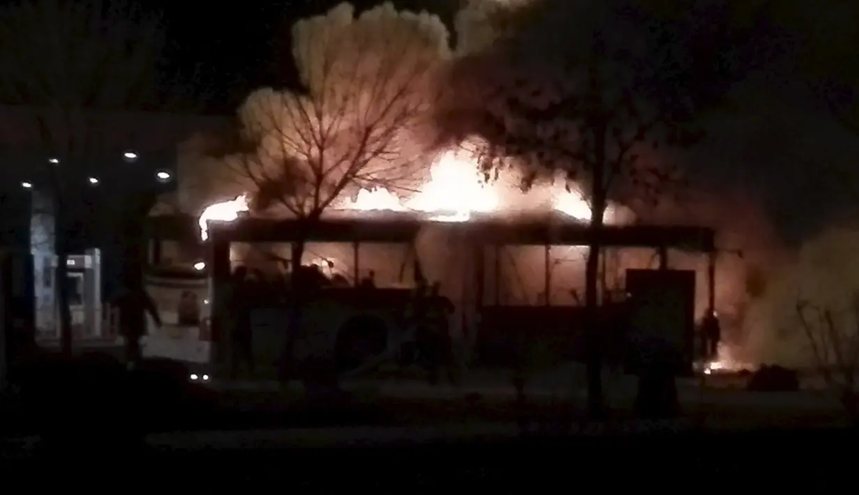 Sebuah bus terbakar di sebuah jalan di Yinchuan, China, (5/1). Bus tersebut terbakar pada selasa dini hari dan membawa puluhan penumpang. (REUTERS / Stringer)