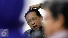 Terdakwa mantan Bupati Bangkalan Fuad Amin terlihat menguap saat mengikuti sidang lanjutan dugaan di Pengadilan Tipikor, Jakarta, Kamis (6/8/2015). Agenda sidang tersebut mendengarkan keterangan 17saksi. (Liputan6.com/Helmi Afandi)