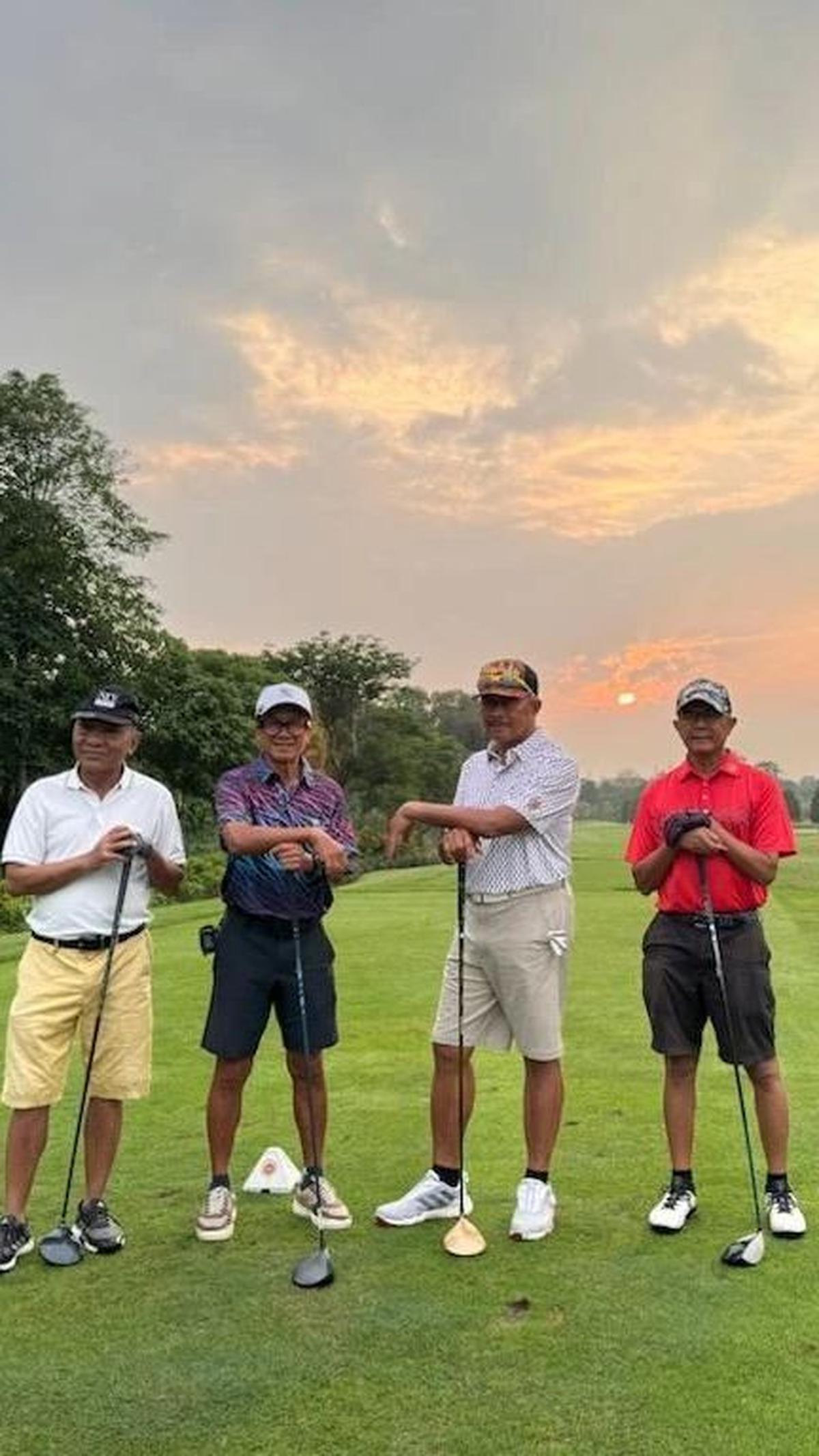 "Golf subuhan bersama kang Djoni, kang Roby kang Boy di Pondok Indah Golf," tulisnya. <br>