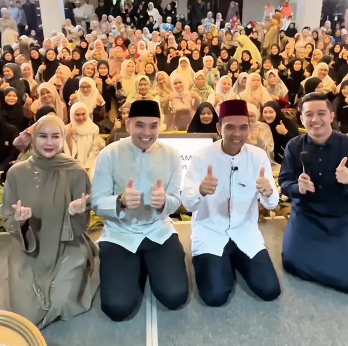 Gaya Aura Kasih Padukan Gamis dengan Tas dan Sandal Hermes saat Hadir Kajian