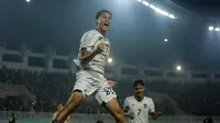 Pemain Timnas Indonesia U-22, Rafael Struick melakukan selebrasi usai mencetak gol ke gawang Mali U-22 pada laga ujicoba yang digelar di Stadion Pakansari, Kabupaten Bogor, Selasa (18/11/2025) pukul 20.00 WIB. (Bola.com/Bagaskara Lazuardi)
