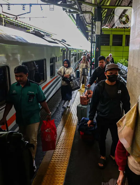 Menurut data PT Kereta Api Indonesia (Persero) Daop 1 Jakarta, pada arus balik H+5 Lebaran atau Selasa (16/4) sebanyak 14.400 penumpang turun di Stasiun Gambir. (Liputan6.com/Angga Yuniar)