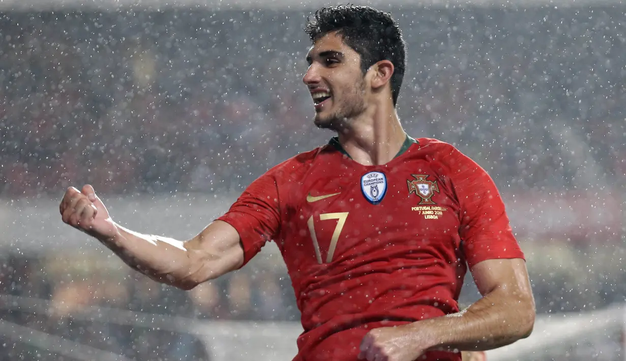 6. Goncalo Guedes (Portugal) - Sempat tenggelam saat memperkuat PSG, striker muda ini justru bangkit saat dipinjamkan ke Valencia. Pria 21 tahun tersebut kini menghuni barisan depan Portugal bersama Crsitiano Ronaldo. (AP/Armando Franca)