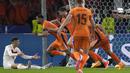 Timnas Belanda mengamankan satu tiket terakhir ke babak semifinal Euro 2024 usai mengalahkan Turki 2-1 pada laga perempatfinal di Olympiastadion, Berlin, Jerman, Minggu (7/7/2024) dini hari WIB. Tim Oranye yang sempat tertinggal sejak menit ke-35 melalui gol Samet Akaydin berhasil combeack dengan mencetak dua gol dalam rentang 6 menit di babak kedua melalui Stefan de Vrij (70') dan gol bunuh diri Mert Muldur (76'). Cody Gakpo dkk akan menghadapi Inggris di babak semifinal (10/7/2024). (AP Photo/Ariel Schalit)