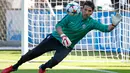 Kiper Juventus, Gianluigi Buffon berusaha menghalau bola saat melakukan sesi latihan di  Olympiastadion Berlin, Jerman (5/6/201515). Juventus akan menghadapi Barcelona di Final Liga Champions. (Reuters/Michael Dalder)