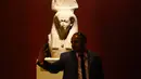 Seorang pria berswafoto di Museum Hurghada, Hurghada, Mesir, Sabtu (29/2/2020). Mesir mengumumkan peresmian Museum Hurghada untuk meningkatkan pariwisata budaya di Provinsi Laut Merah. (Xinhua/Ahmed Gomaa)