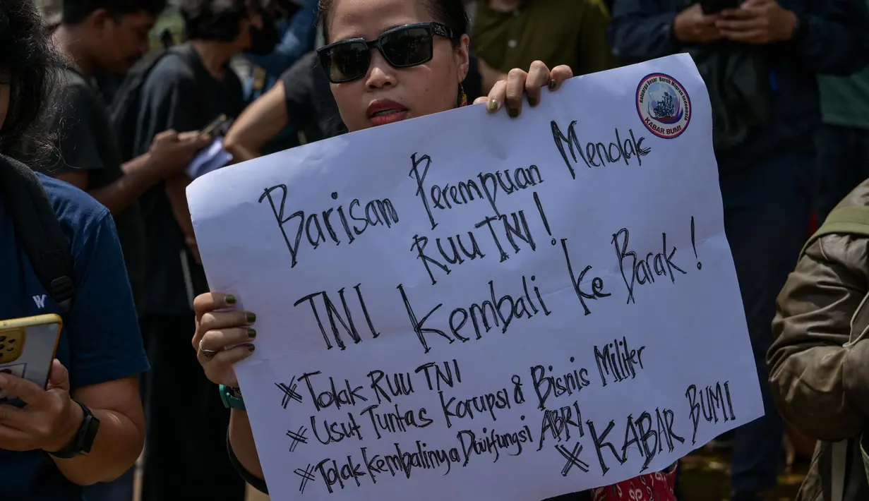 Sebelumnya, revisi terhadap Rancangan Undang-Undang Perubahan atas Undang-Undang Nomor 34 Tahun 2004 tentang Tentara Nasional Indonesia atau RUU TNI mendapat tentangan atau penolakan dari sejumlah pihak. (BAY ISMOYO/AFP)