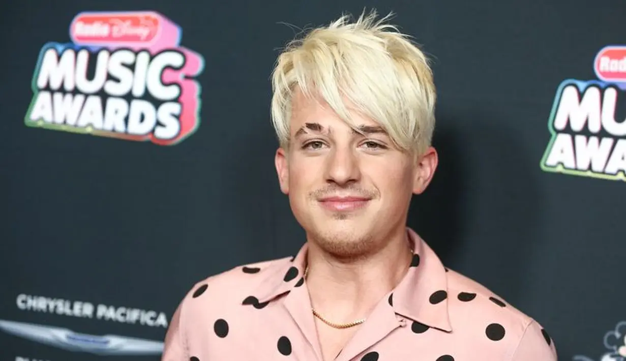 Yup, seperti terinspirasi dengan Kylie Jenner dan Kim Kardashian, Charlie mengubah warna rambutnya menjadi platinum blonde. (Getty Images/Cosmopolitan)