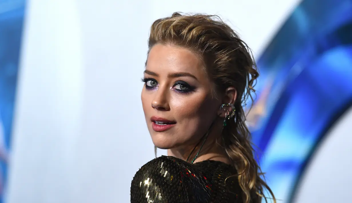 Amber Heard berpose saat tiba menghadiri premier film terbarunya, "Aquaman" di Los Angeles, California, AS (12/12). Di film ini Amber Heard sebagai pemeran karakter Mera. (AP Photo/ Jordan Strauss)