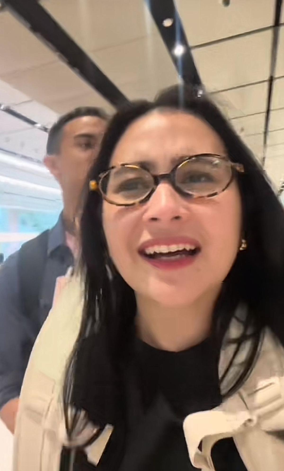 Keseruan Prilly dan Omara Saat Liburan, Rebutan Bawa Tas yang Bikin Gemas