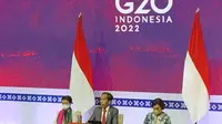 Presiden Jokowi didampingi Menlu Retno Marsudi dan Menkeu Sri Mulyani memberikan press briefing usai penutupan KTT G20 bersama awak media pada Rabu (16/11/2022). (Liputan6/Benedikta Miranti)