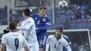 Pemain Bosnia-Herzegovina, Sinisa Sanicanin menyundul bola saat bertanding melawan Italia pada pertandingan UEFA Nations League di Grbavica Stadium, Sarajevo Bosnia, Rabu (18/11/2020). Italia menang 2-0 atas Bosnia-Herzegovina. (AP Photo / Kemal Softic)