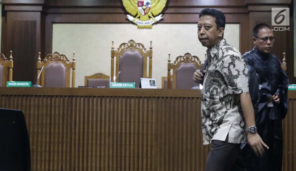 Terdakwa dugaan suap jual beli jabatan di lingkungan Kemenag, M Romahurmuziy bersama penasehat hukumnya saat jeda sidang lanjutan di Pengadilan Tipikor, Jakarta, Senin (23/9/2019). Sidang beragendakan pembacaan eksepsi yang dibacakan terdakwa dan penasehat hukum. (Liputan6.com/Helmi Fithriansyah)