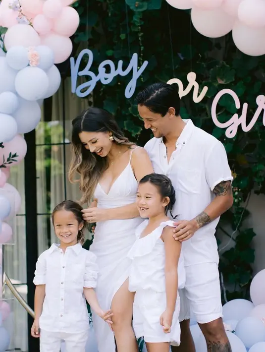 Jennifer Bachdim selalu berusaha yang terbaik dalam mengurus anak-anaknya. Namun untuk urusan sekolah online, ia pun merasa pusing juga. Beruntung, ia dan Irfan Bachdim selalu bergantian untuk mengajarkan buah hatinya.(Instagram/jenniferbachdim)