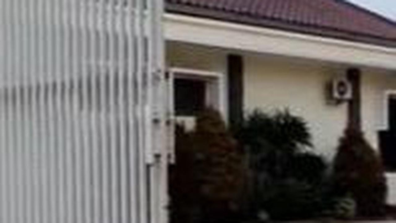 Rumah Umuh Muchtar berada di Kampung Ciluluk Desa Margajaya, Kecamatan Tanjungsari, Kabupaten Sumedang. Dari penampakan luar, rumah tersebut membuat kagum karena memiliki luas tanah yang cukup besar.
