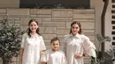 Dengan dress putih bermaterial lace, Arsy juga tampak begitu elegan. [Foto: Instagram/ Arsy Hermansyah]