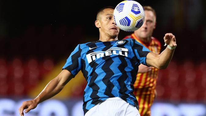 Penyerang Inter Milan, Alexis Sanchez mengendalikan bola saat bertandang ke markas Benevento pada laga giornata kedua Serie A di Stadio Ciro Vigorito, Rabu (30/9/2020). Inter Milan tanpa kesulitan berarti mencukur tim promosi Liga Italia Benevento 5-2. (Alessandro Garofalo/LaPresse via AP)
