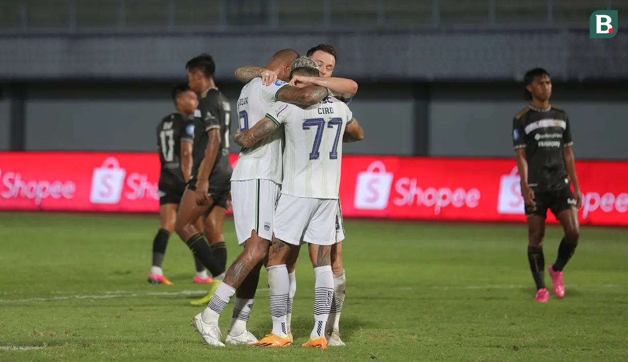 Pemain Persib Bandung merayakan gol yang dicetak oleh Ciro Alves ke gawang Dewa United pada laga BRI Liga 1 di Stadion Indomilk Arena, Tangerang, Minggu (26/11/2023). (Bola.com/M Iqbal Ichsan)