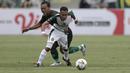 Gelandang Persebaya, Riza Maulana, berusaha melewati hadangan pemain Tira Persikabo pada laga Piala Presiden 2019 di Stadion Si Jalakl Harupat, Soreang, Bandung, Selasa (12/3). Persebaya bermain imbang 0-0  atas Tira Persikabo. (Bola.com/Yoppy Renato)