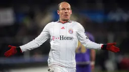 Arjen Robben. Sayap kanan Belanda yang kini berusia 38 tahun dan telah pensiun pada Juli 2021 bersama bayern Munchen ini tercatat sebagai salah satu pemain dengan jumlah gol terbanyak di musim debutnya bersama bayern Munchen. Ia didatangkan Bayern Munchen dari Real Madrid dengan nilai transfer 25 juta euro pada awal musim 2009/2010. Di musim debutnya bersama Bayern Munchen ia berhasil mencetak total 23 gol dari 37 laga, dengan rincian 16 gol di Liga Jerman, 4 gol di Liga Champions dan 3 gol di ajang DFB Pokal. (AFP/Christophe Simon)