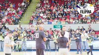 Stephen Curry dan Dell Curry (dua dari kiri) pada acara di Mall of Asia Arena, Manila, Filipina, Jumat (7/9/2018). (Bola.com/Yus Mei Sawitri)