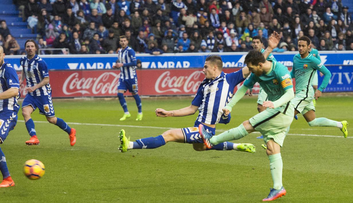 Bintang Barcelona, Lionel Messi, berusaha membobol gawang Alaves. Meski berstatus tamu, Barca lebih menguasai jalannya laga dengan penguasaan bola mencapai 69 persen. (EPA/Jose Ramon Gomez)