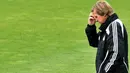 Real Madrid's German coach Bernd Schuster gestures during a training session on the eve of a Champions league match against Juventus in Madrid, on November 04, 2008. AFP PHOTO/PHILIPPE DESMAZES