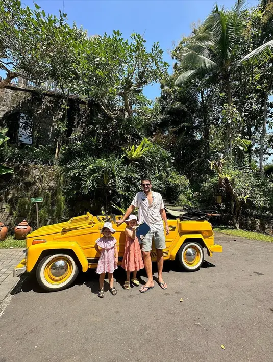 Berkeliling menikmati indahnya pemandangan pedesaan hingga pesawahan dengan mobil kap terbuka. [Instagram/marissaln]