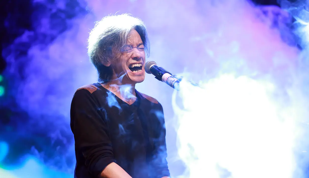 Di usianya yang telah 57 tahun, penyanyi Fariz RM tampil energik dengan lagu-lagu hitz miliknya dalam pagelaran Ramadhan Jazz Festival 2016, Sabtu malam. (Deki Prayoga/Bintang.com)