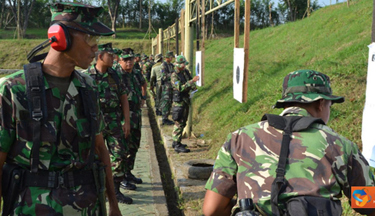Citizen6, Surabaya: Latihan menembak ini dibagi menjadi dua gelombang yang pertama menembak percobaan dua kali tiga butir dilanjutkan sepuluh butir pelaksanaan. (Pengirim: Budi Abdillah)