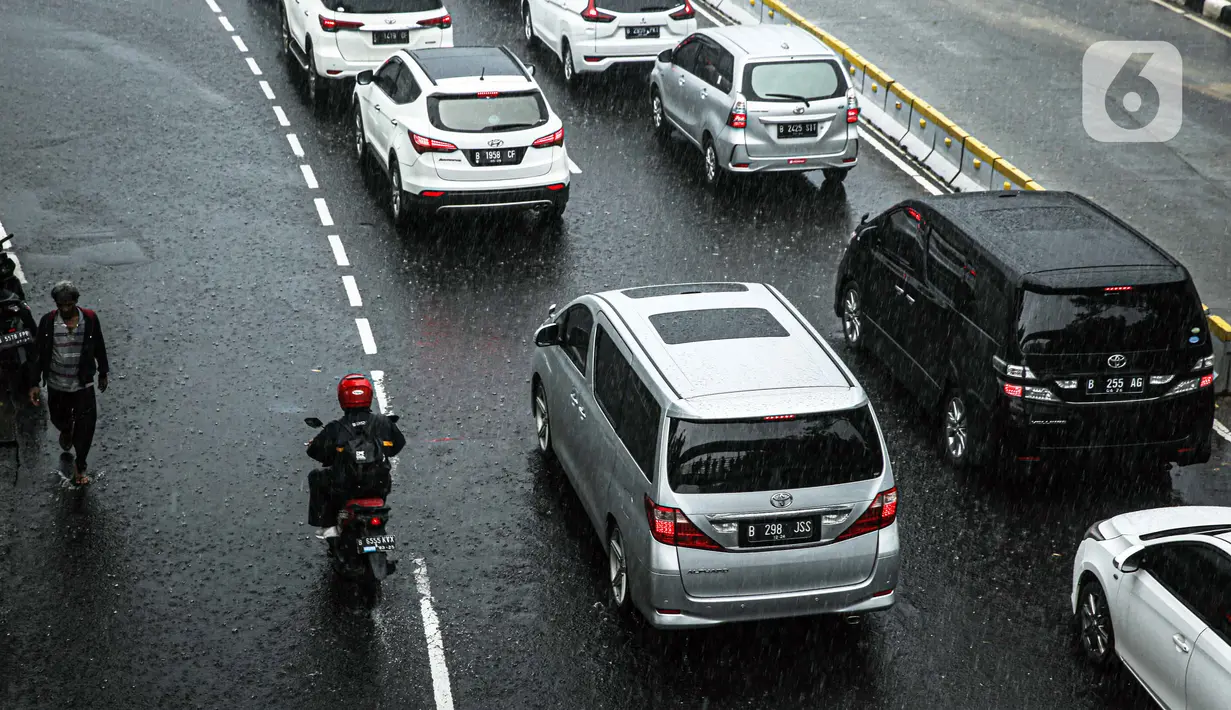 Sejumlah kendaraan melintas saat hujan deras megguyur kawasan Patung Kuda, Jakarta, Kamis (21/10/2021). Puncak musim hujan diperkirakan akan terjadi pada bulan Desember-Januari. (Liputan6.com/Faizal Fanani)
