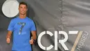 Cristiano Ronaldo saat berkunjung ke Museum CR7 di Funchal, Madeira, Portugal (23/7). Museum tersebut berisi perjalanan karier Ronaldo selama bertahun-tahun menggeluti dunia lapangan hijau. (AFP PHOTO/Helder Santos)