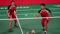 Ganda campuran Indonesia Praveen Jordan / Melati Daeva Oktavianti menghadapi pasangan Denmark Mathias Christiansen / Alexandra Boje pada laga Grup C cabang bulu tangkis Olimpiade Tokyo 2020 di Musashino Forest Sports Plaza, Tokyo, Minggu 25 Juli 2021. (P