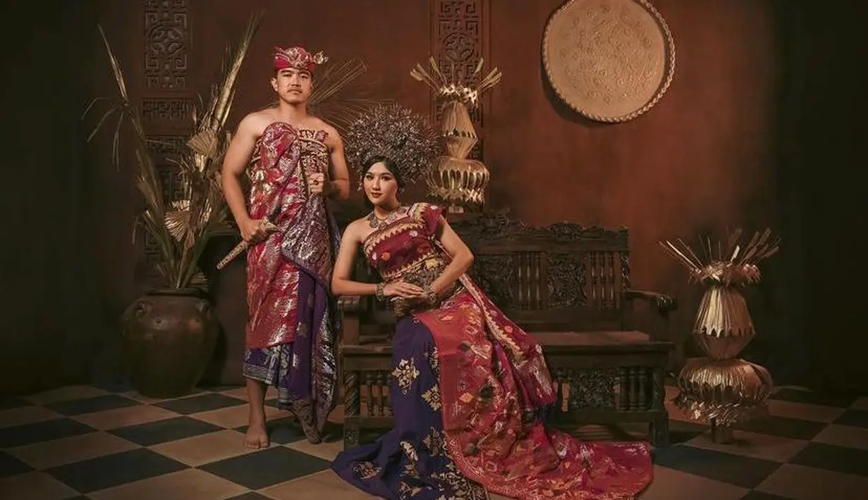 Potret pertama dalam bidikan kamera fotografer Rio Motret, Kaesang dan Erina terlihat memukau dalam balutan busana adat Bali Payas Agung warna merah burgundy dan ungu tua dari Tirta Harum. @kaesangp.
