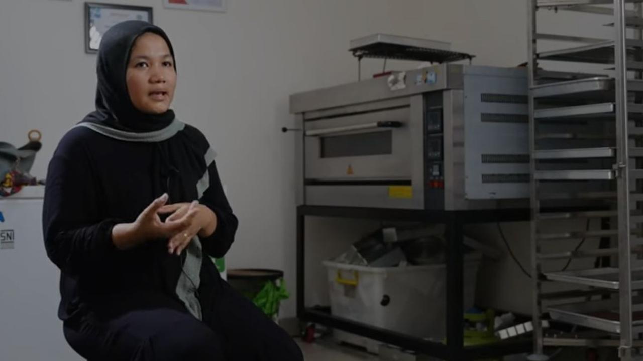 "Teman saya suka dengan brownies buatan saya, dari situ kepikiran untuk buka usaha brownies saja yang tanpa buka toko tetap bisa dikirim,"