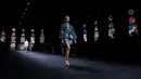 Seorang model mengenakan kreasi untuk koleksi busana edisi semi-musim panas 2021 Dior selama Paris Fashion Week pada Selasa (29/9/2020). Paris Fashion Week digelar kembali di tengah pandemi COVID-19 dan berlangsung mulai dari 28 September hingga 6 Oktober 2020. (Vianney Le Caer/Invision/AP)