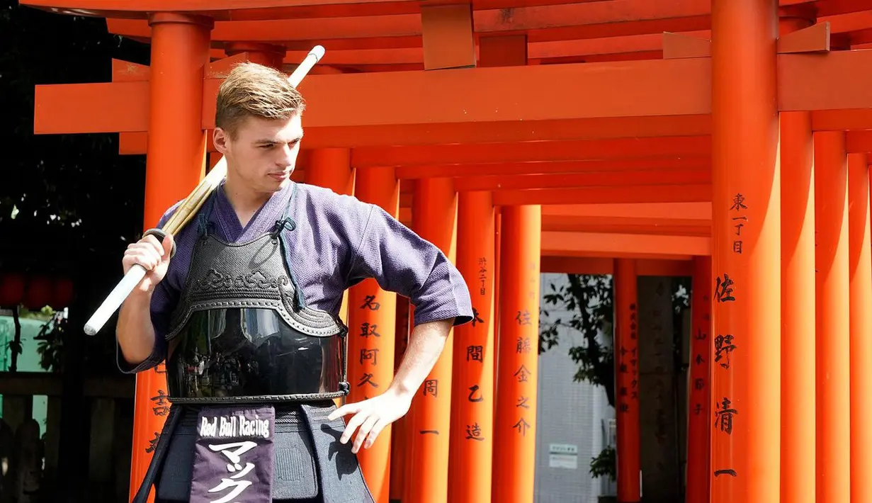 Gaya Max Verstappen dengan seragam seni bela diri Kendo di Konnou Dojo, Shibuya, Jepang (4/10/2017). Daniel dan Max saat ini berapa pada peringkat 4 dan 6 klasemen. (Bola.com/dok.redbullracing.com)