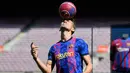 Pesepak bola asal Belanda Luuk de Jong bermain dengan bola saat diperkenalkan sebagai rekrutan baru Barcelona, di stadion Camp Nou di Barcelona, Kamis (9/9/2021). De Jong merupakan pemain yang dimiliki Sevilla sebelum bergabung bersama Barcelona. (Josep LAGO / AFP)