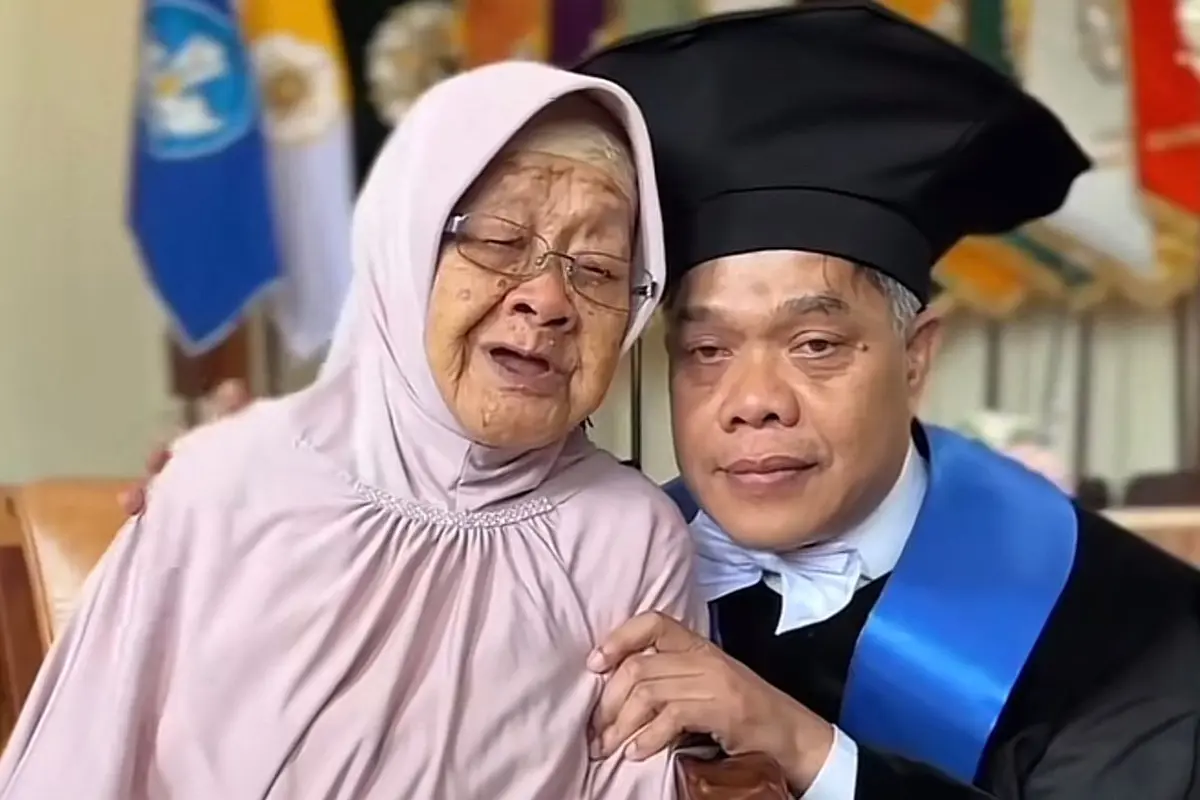 Sarjiya, guru besar di Universitas Gajah Mada (UGM) yang seorang anak penjual gula, namun mampu meraih gelar akademik profesor. (Dok: @panoramakulonprogo)