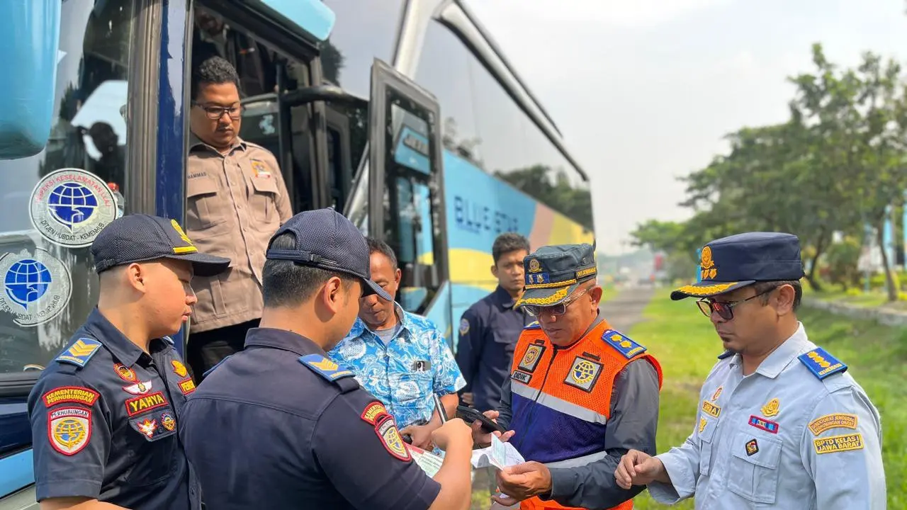 Kementerian Perhubungan melakukan inspeksi keselamatan lalu lintas angkutan jalan (rampcheck) dilakukan terhadap 55 armada bus di Rest Area KM 45 Tol Jagorawi, Bogor, Jawa Barat. (Kemenhub)