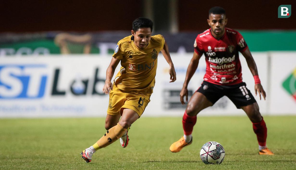 Dua tim ini langsung tancap gas mengambil inisiatif saling melancarkan serangan. Namun, belum banyak peluang yang membahayakan hingga pertandingan sudah berjalan 10 menit. (Bola.com/Bagaskara Lazuardi)