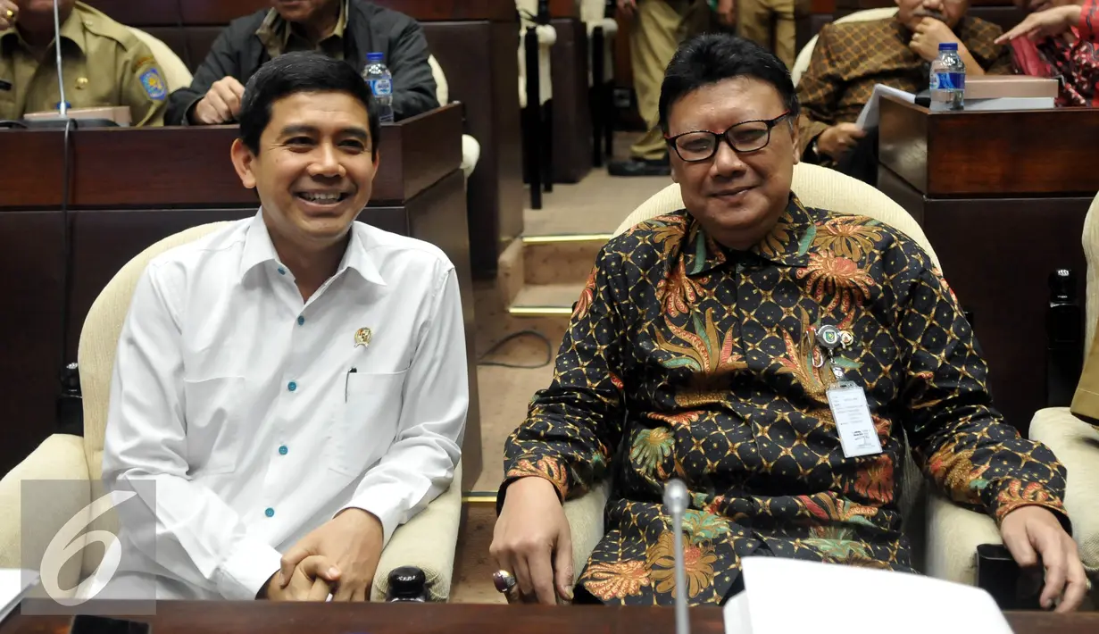 Menteri Dalam Negeri Tjahjo Kumolo (kanan) bersama Menteri PAN RB Yudi Krisnandi saat mnegikuti rapat kerja dengan Komisi II DPR, di Kompleks Parlemen, Jakarta, Selasa (19/7). Rapat tersebut membahas R-APBN 2017.  (Liputan6.com/Johan Tallo)