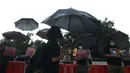 Sejumlah aktivis HAM menggelar aksi Kamisan di Jakarta, Kamis (6/1/2022). Dalam aksinya mereka menuntut pemerintah untuk menuntaskan pelanggaran HAM di masa lalu. (merdeka.com/Imam Buhori)