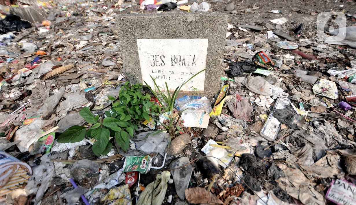 Kondisi makam dipenuhi puing-puing dan barang rongsokan di TPU Menteng Pulo 2, Jakarta, Senin (9/12/2019). Minimnya kesadaran warga setempat, tidak adanya fasilitas TPA dan perawatan pengelola TPU menyebabkan kondisi kompleks makam memprihatinkan akibat dipenuhi sampah.(merdeka.com/Iqbal S. Nugroho)