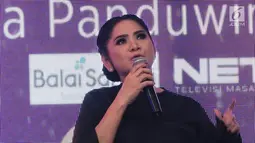 Penyanyi Vina Panduwinata saat jumpa pers konser tunggal Vina Panduwinata yang bertajuk "September Ceria" di kawasan Semanggi, Jakarta, Rabu (23/08). Konser akan digelar pada 8 September 2017 di Balai Sarbini, (Liputan6.com/Herman Zakharia)