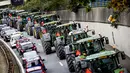 Para petani mengendarai traktor mereka dalam satu baris di Den Haag, Belanda, Rabu (16/10/2019). Petani Belanda menggelar protes terkait aturan pemerintah mengenai nitrogen. (Koen van Weel/AN/AFP)