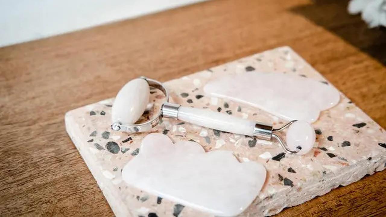 4 Manfaat Gua Sha Metode Pijat Tradisional Tiongkok yang Wajib Dicoba, Wajah Jadi Glowing!