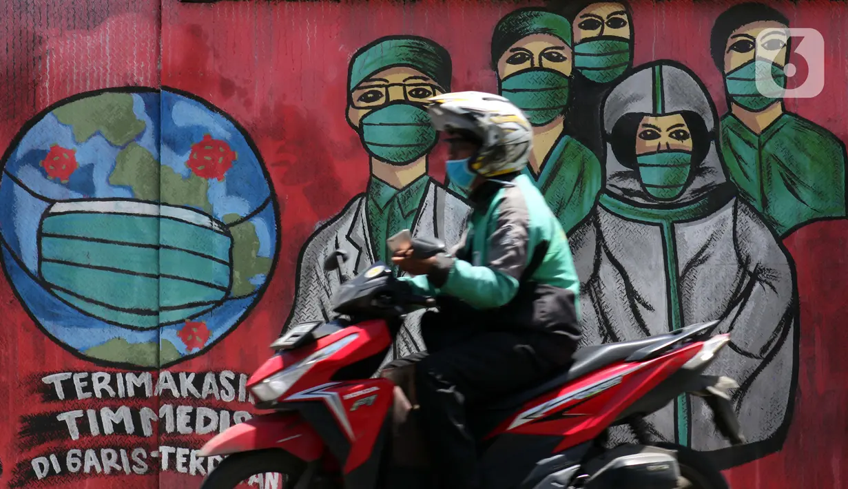 Pengedara motor melintas di depan mural tentang pandemi virus COVID-19 di Jalan Raya Jakarta-Bogor, Depok, Jawa Barat, Selasa (7/4/2020). Mural tersebut sebagai bentuk dukungan kepada tenaga medis yang menjadi garda terdepan menghadapi COVID-19 di Indonesia. (Liputan6.com/Helmi Fithriansyah)